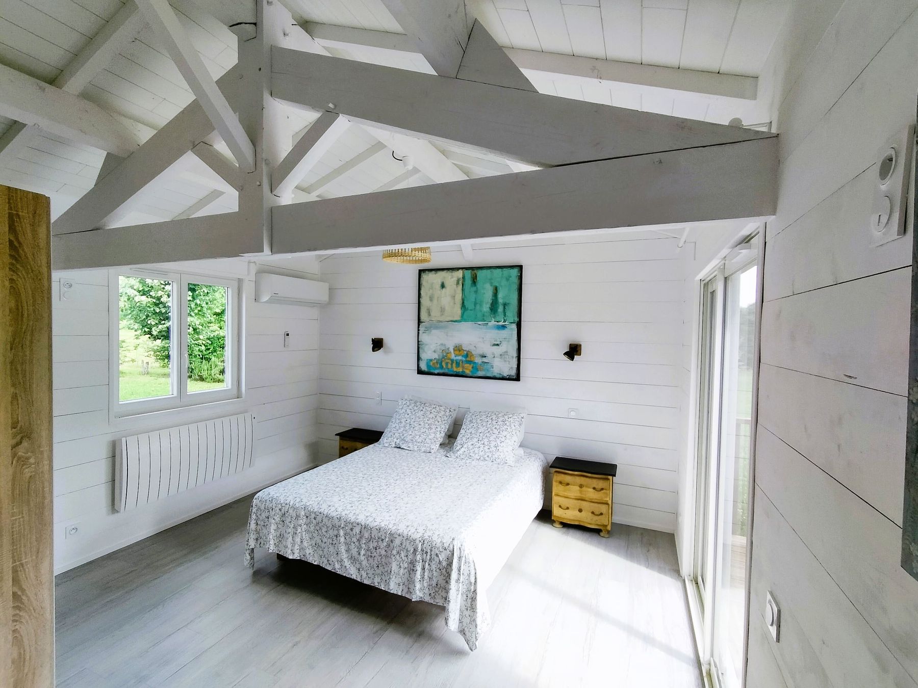 Chambre sous charpente apparente avec lit double, Maison Les Terrasses
