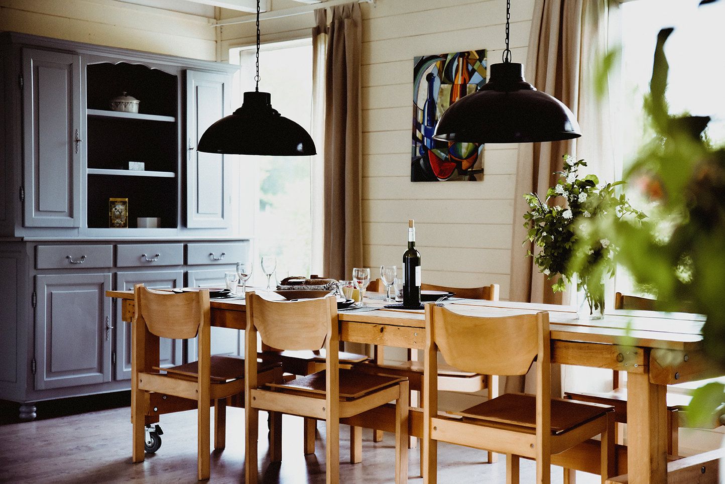 Cuisine et salle à manger ouvertes du gîte Les Terrasses