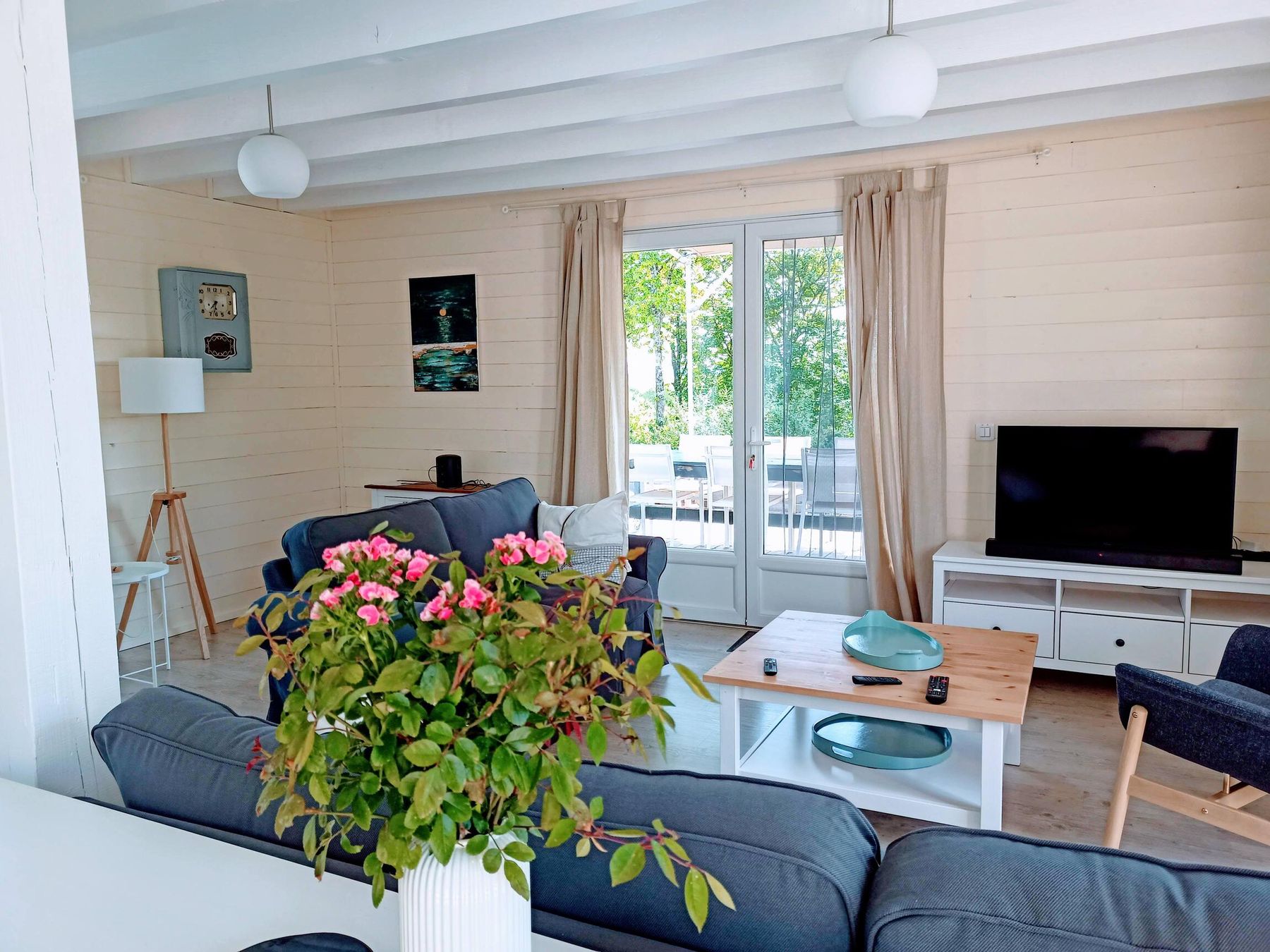 Séjour lumineux avec canapés et accès direct à la terrasse